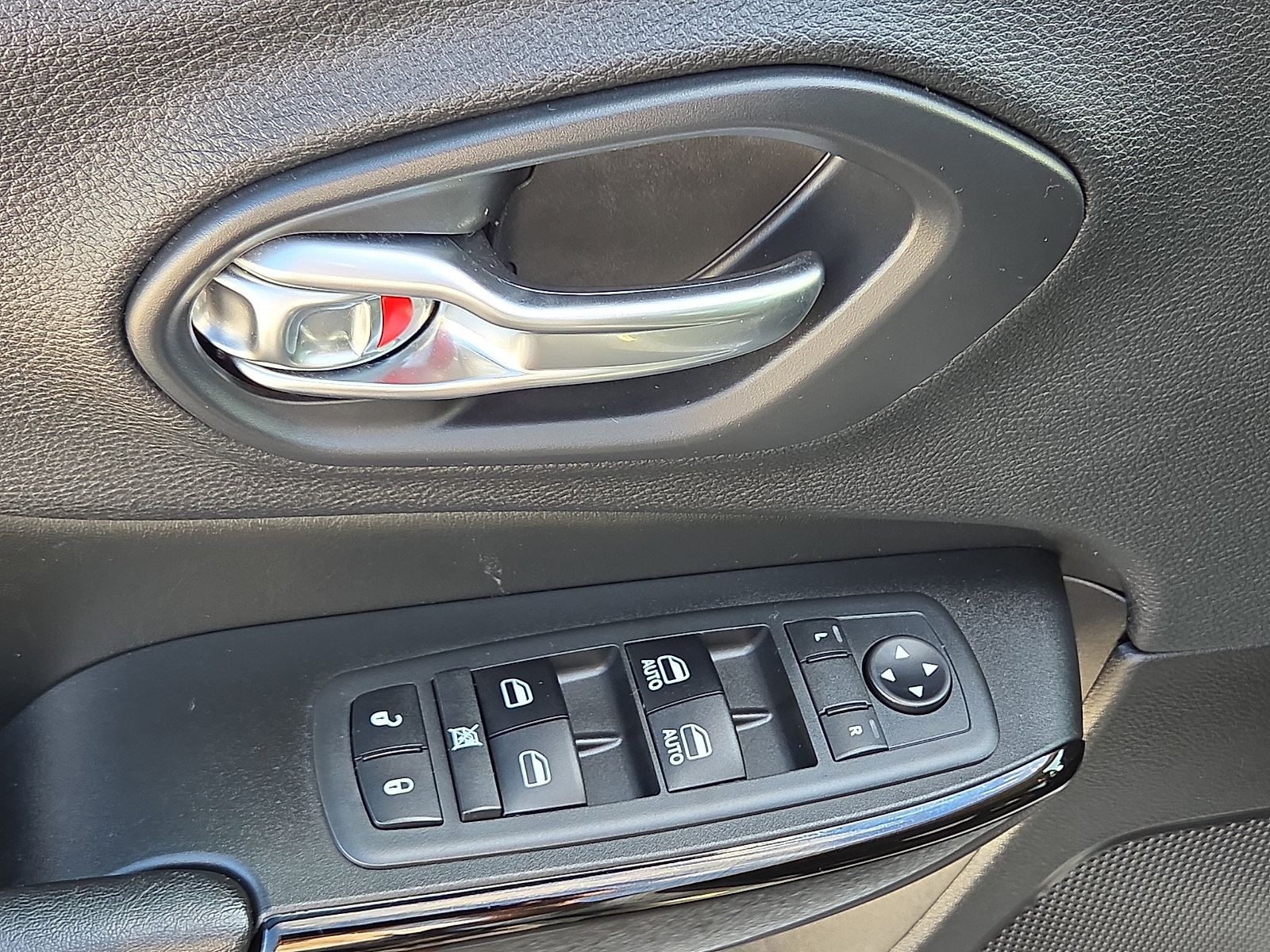Used 2019 Jeep Cherokee Latitude Plus FWD image 13