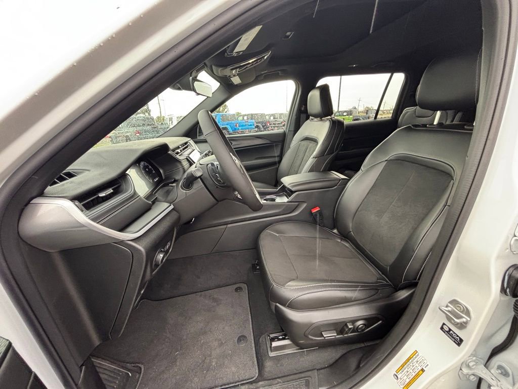 New 2025 Jeep Grand Cherokee L Altitude image 14