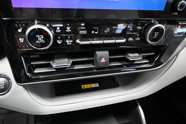 Used 2023 Toyota Highlander Limited image 18