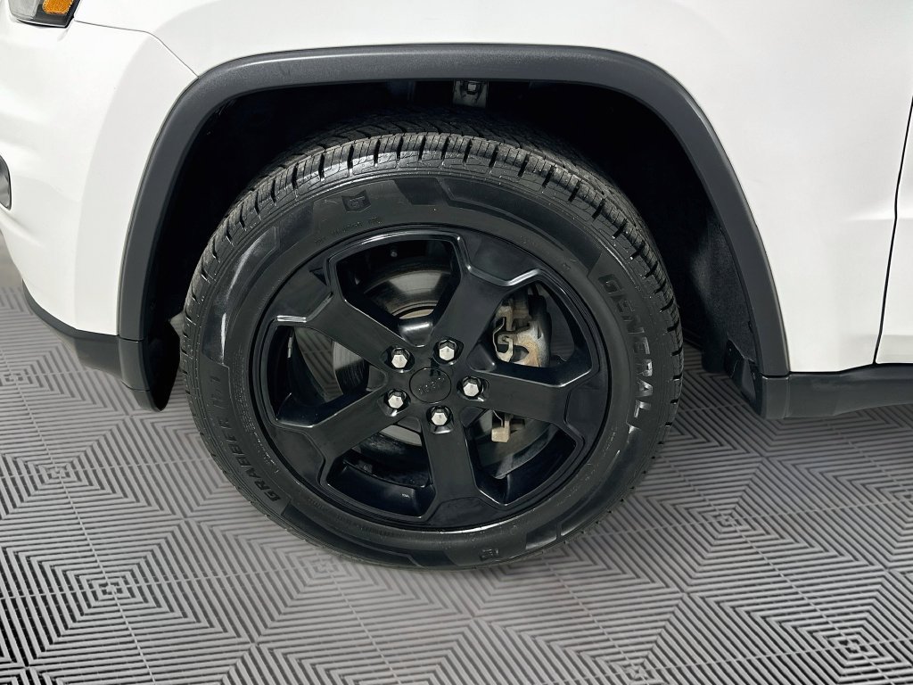 Used 2019 Jeep Grand Cherokee Laredo AWD/4WD image 28