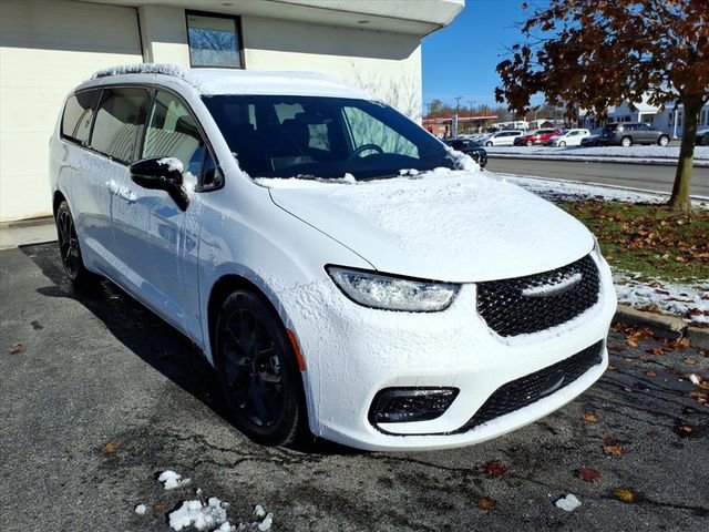 Used 2025 Chrysler Pacifica Limited image 26