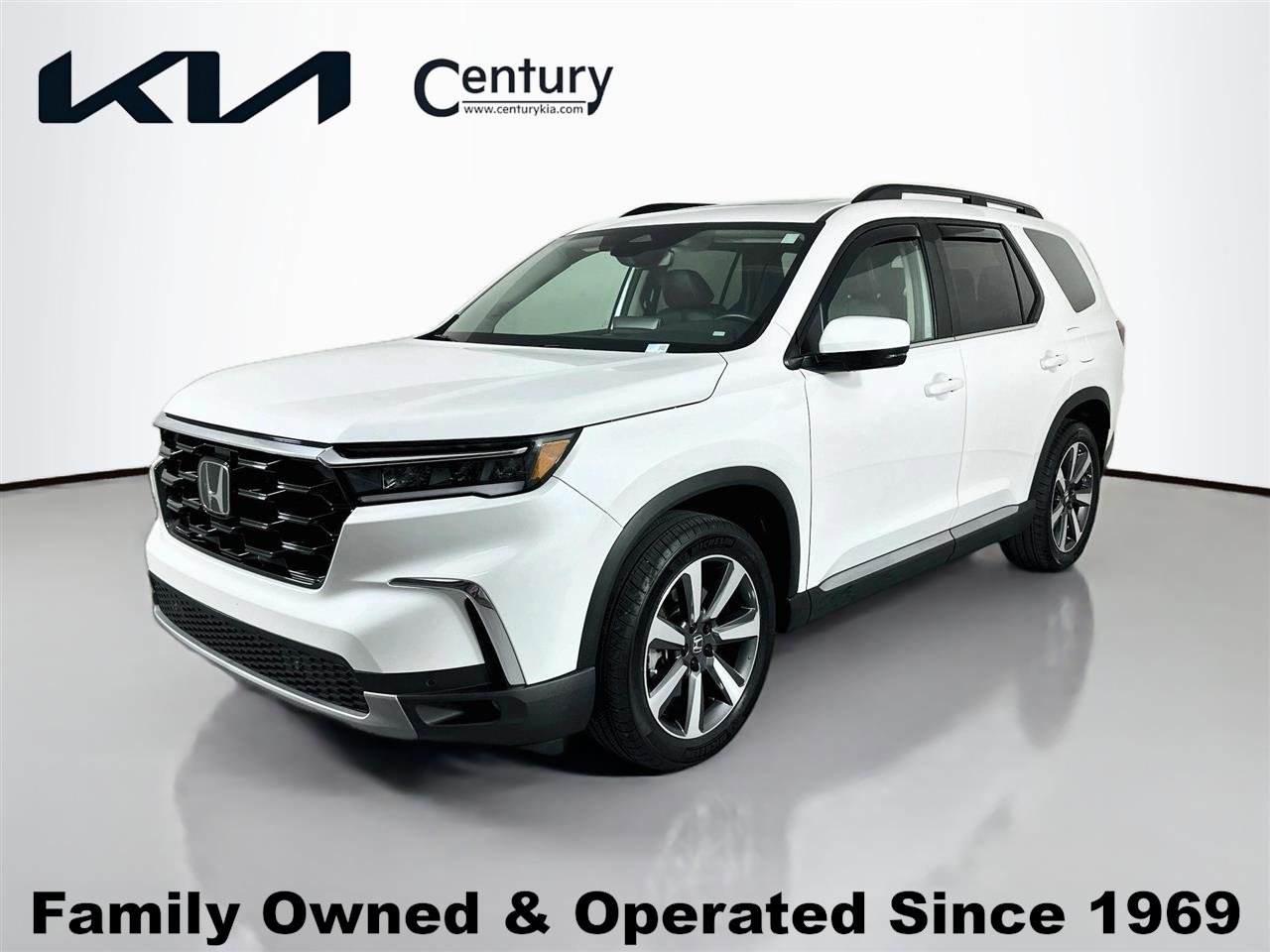 Used 2023 Honda Pilot Touring image 1