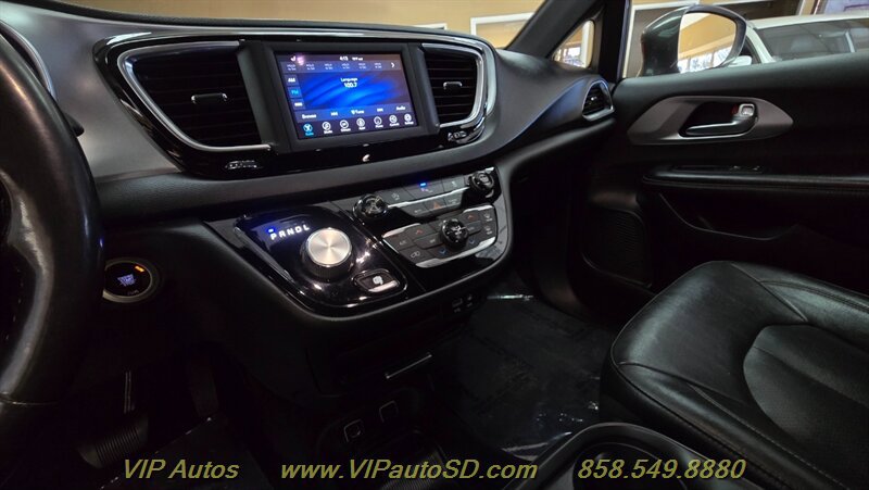 Used 2019 Chrysler Pacifica Touring-L w/ S Appearance Package FWD image 24