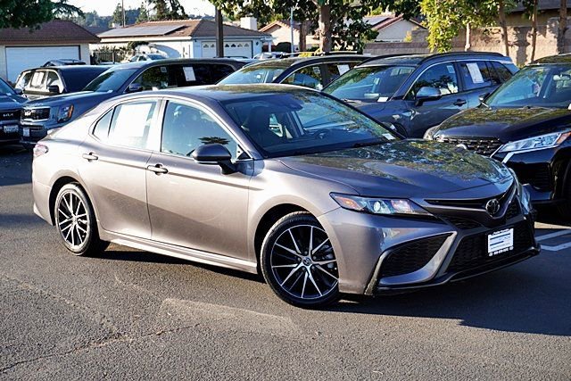 Used 2023 Toyota Camry SE image 3