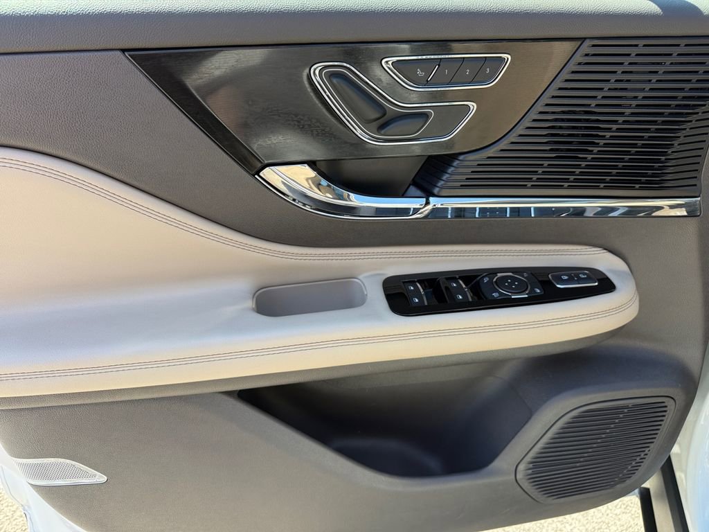 Used 2022 Lincoln Corsair AWD w/ Premium Package image 30