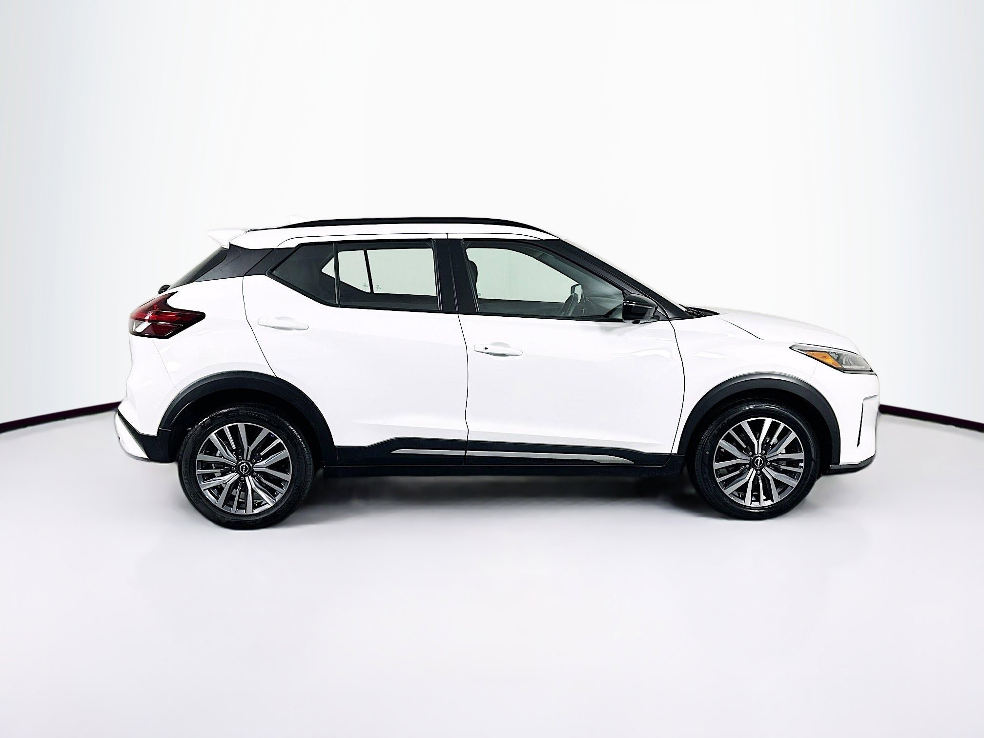 Used 2024 Nissan Kicks SR image 10
