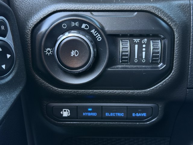 Used 2021 Jeep Wrangler Unlimited Sahara AWD/4WD image 21
