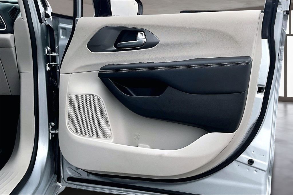 Used 2024 Chrysler Pacifica Touring-L image 28