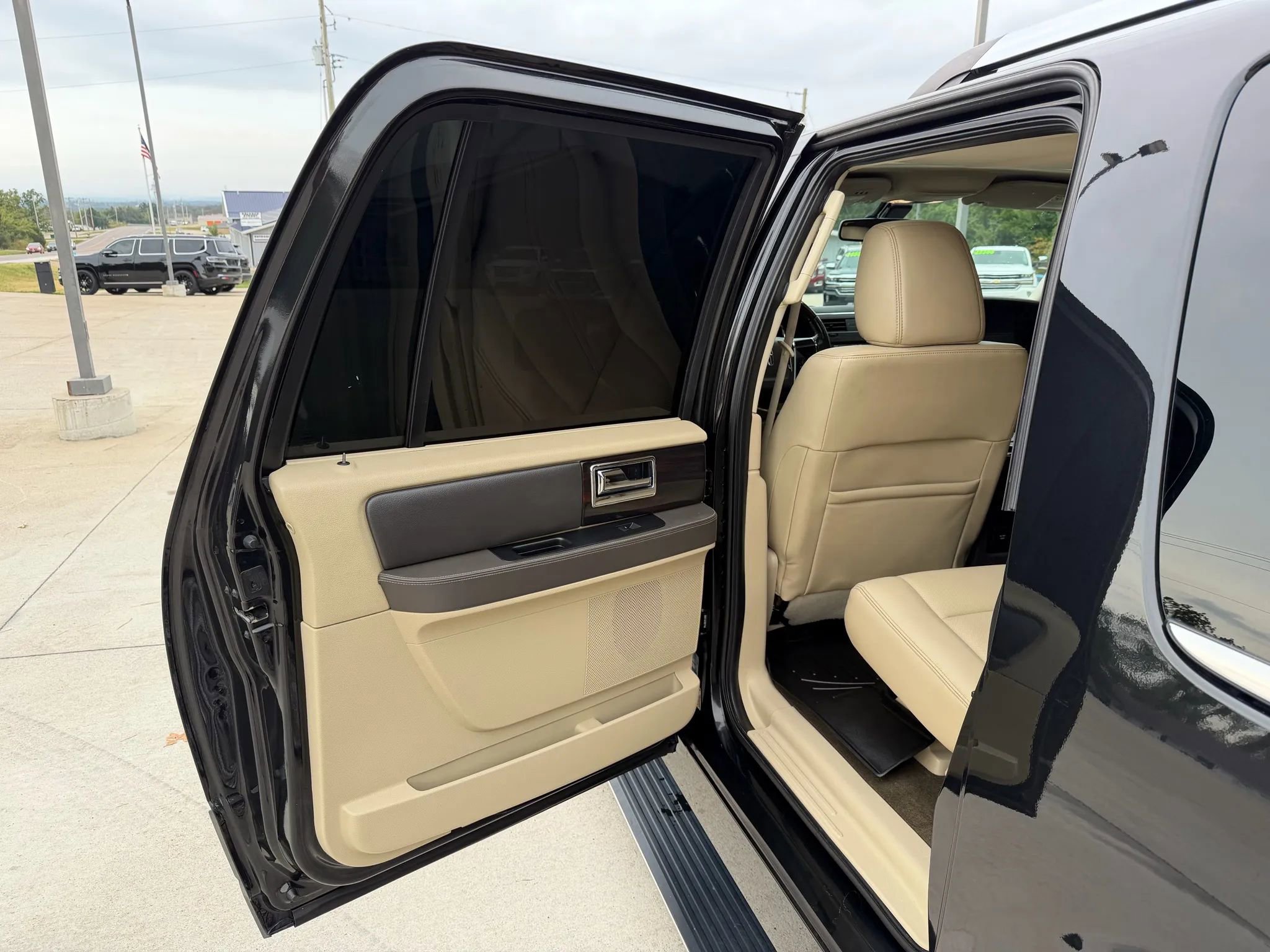 Used 2015 Lincoln Navigator L 4WD w/ Equipment Group 101A Reserve image 31