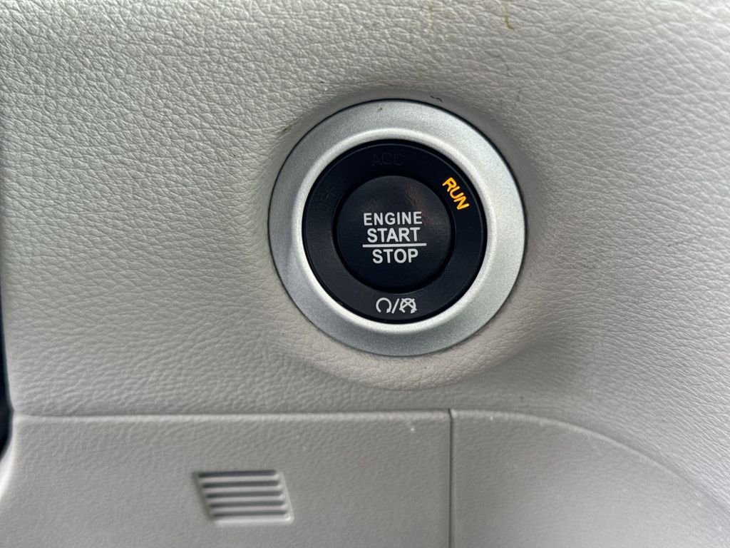 Used 2023 Chrysler Pacifica Touring-L image 16