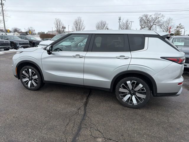 Used 2025 Mitsubishi Outlander SE image 8