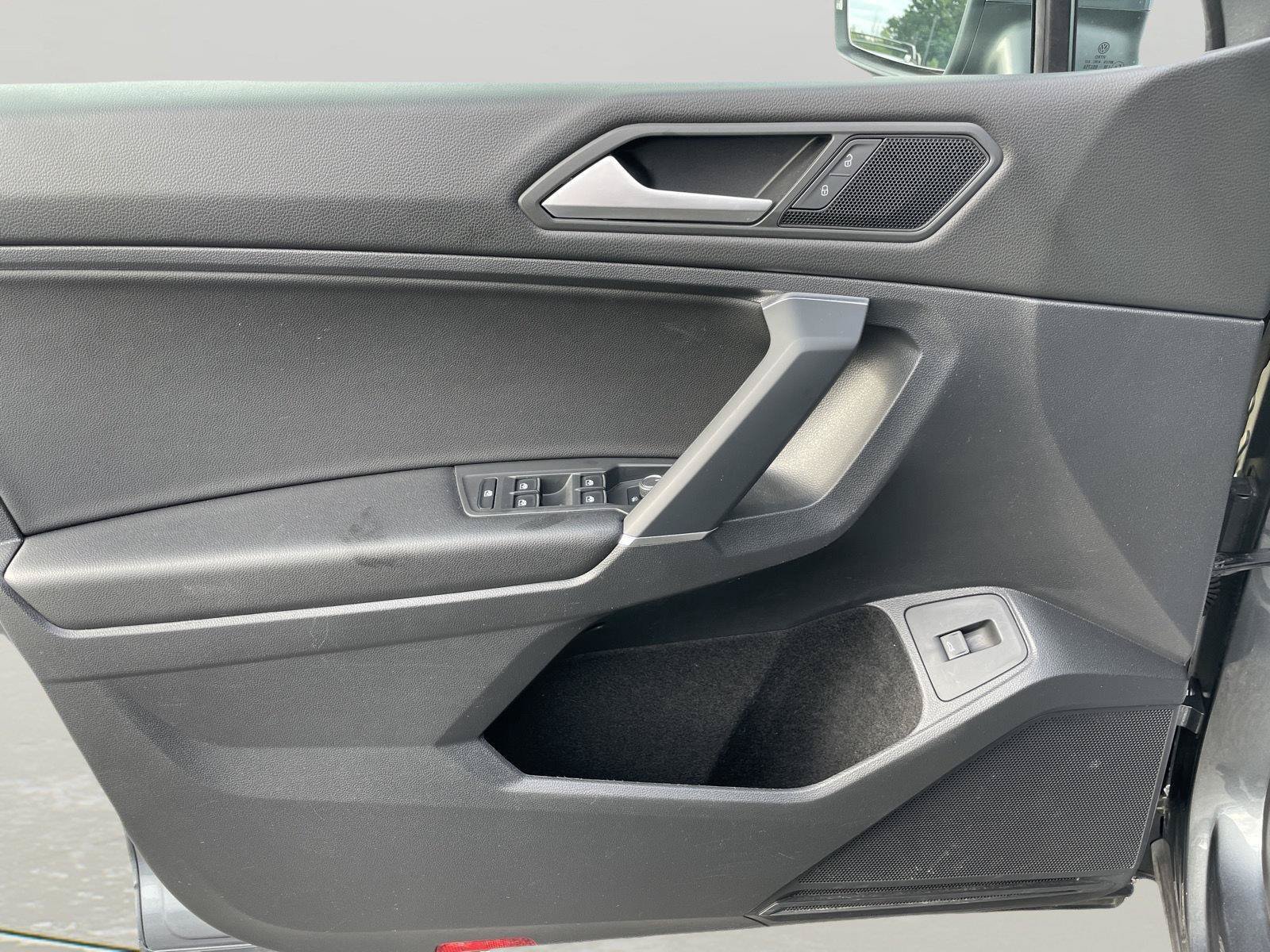 Used 2020 Volkswagen Tiguan SEL AWD/4WD image 27