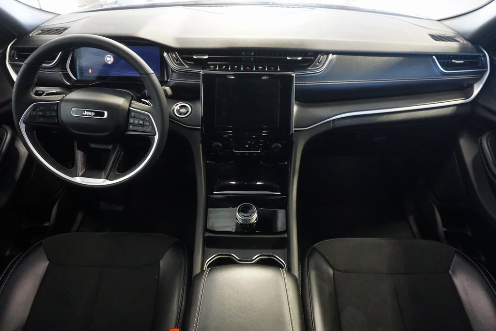 Used 2024 Jeep Grand Cherokee Altitude image 28