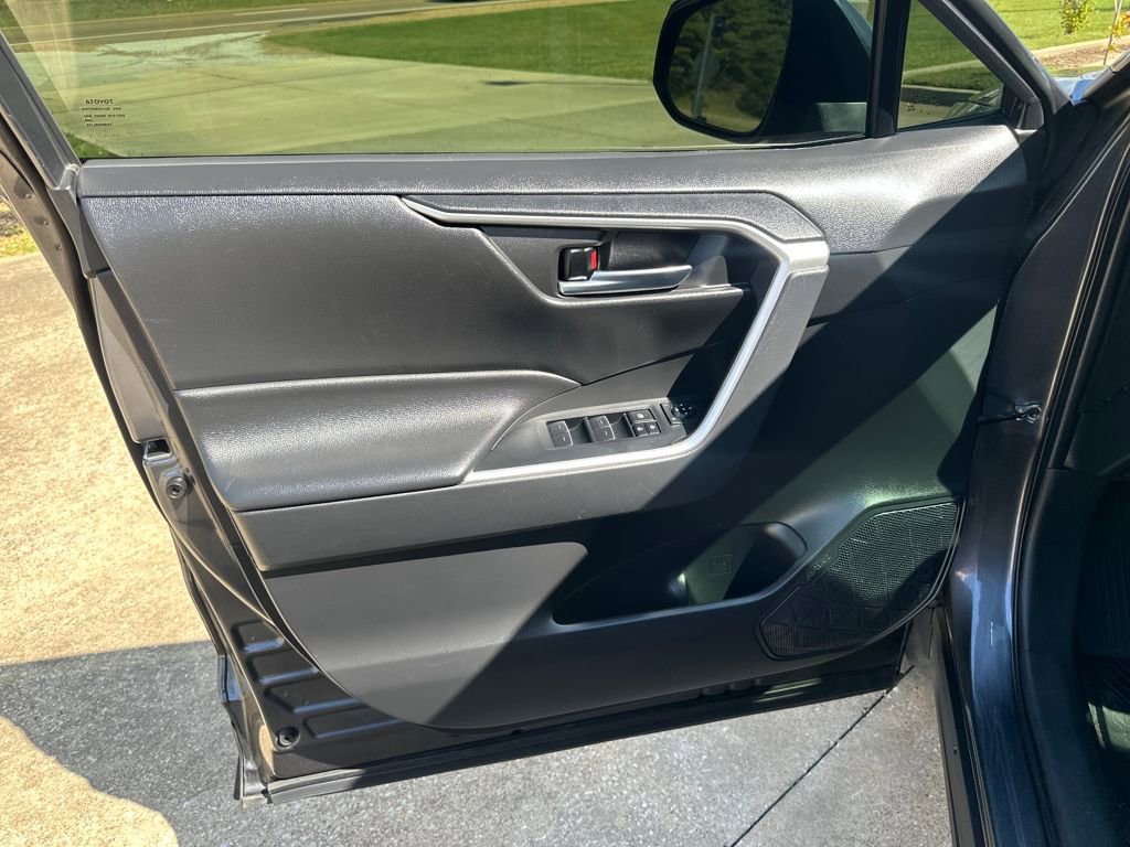 Used 2022 Toyota RAV4 XLE Premium image 11