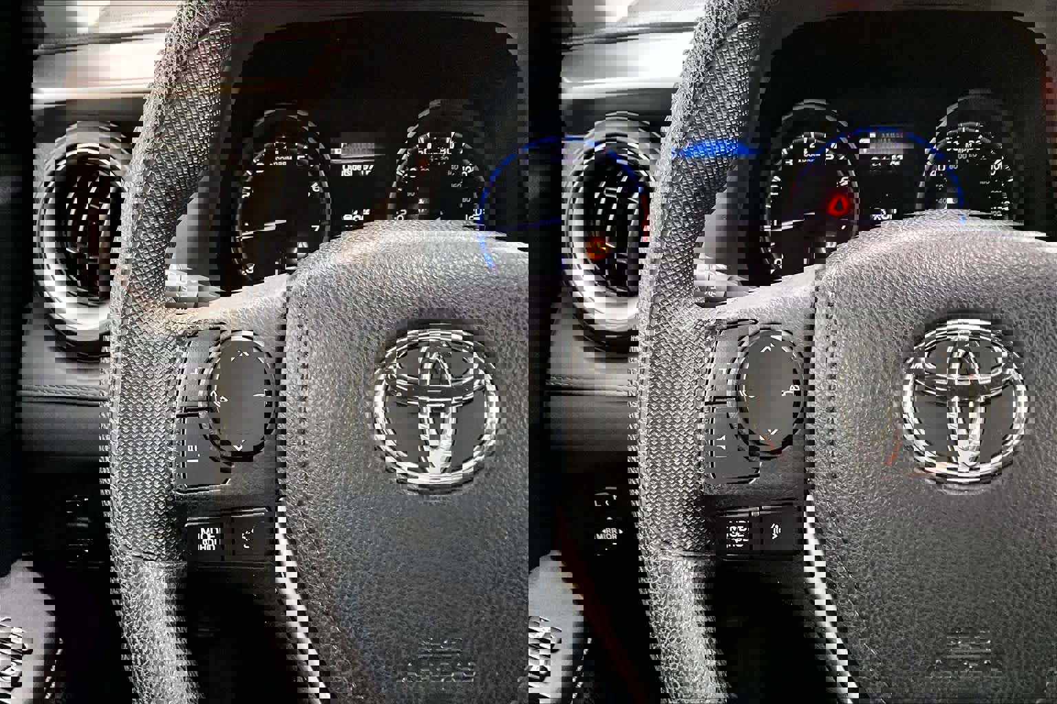 Used 2018 Toyota RAV4 LE w/ Carpet Mat Package image 23