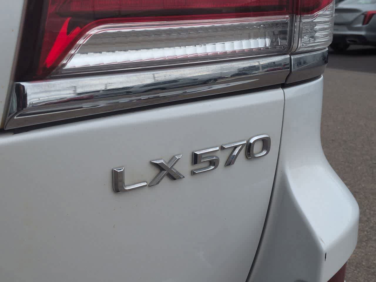 Used 2013 Lexus LX 570 4WD w/ Luxury Pkg image 12