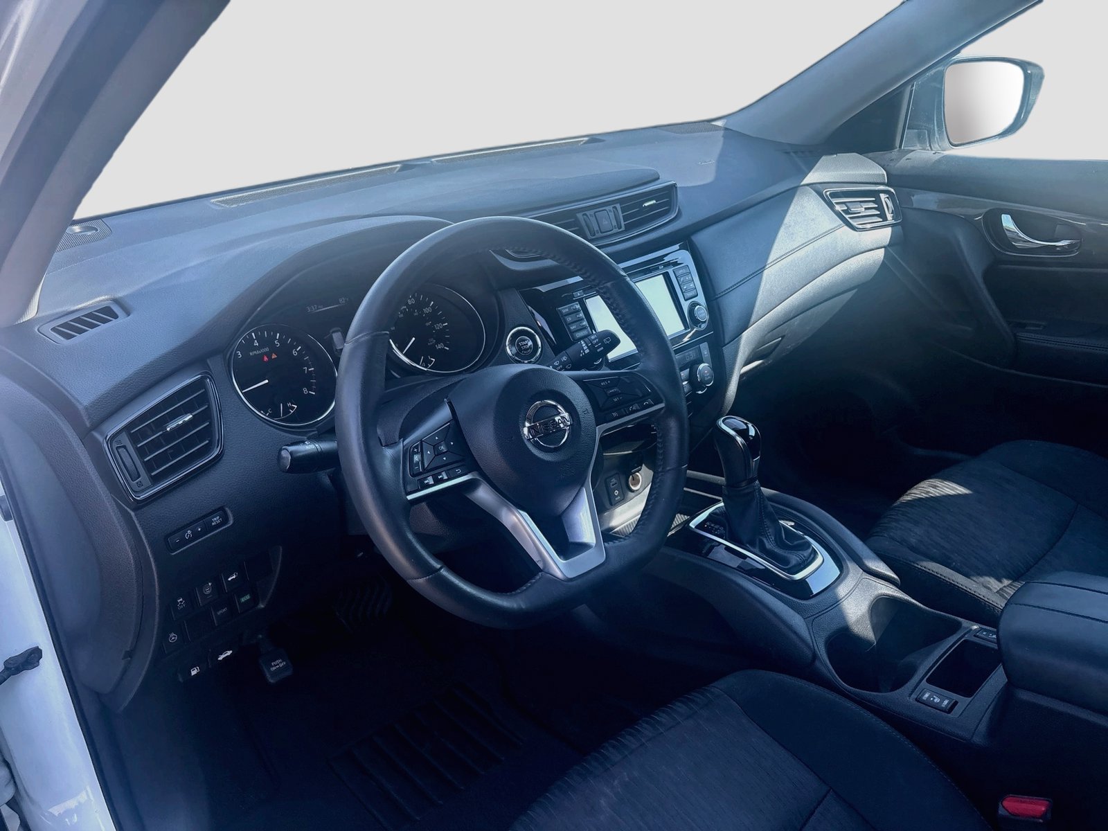 Used 2017 Nissan Rogue SV w/ SV Premium Package FWD image 9