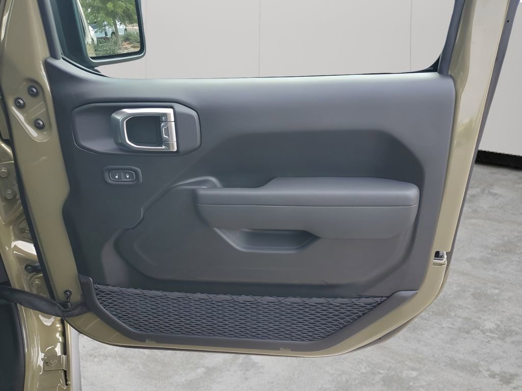 New 2025 Jeep Gladiator Rubicon w/ Convenience Group AWD/4WD image 15