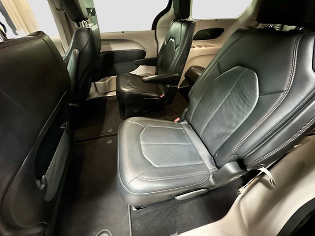 Used 2018 Chrysler Pacifica Touring-L w/ Tire & Wheel Group FWD image 24