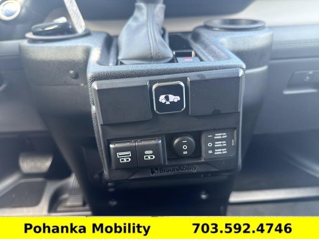 Used 2024 Toyota Sienna XLE FWD image 15