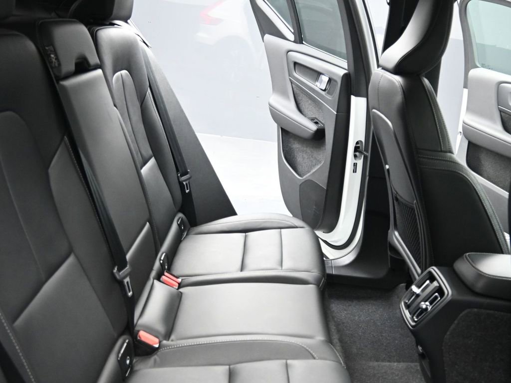 Used 2025 Volvo XC40 B5 Plus image 15