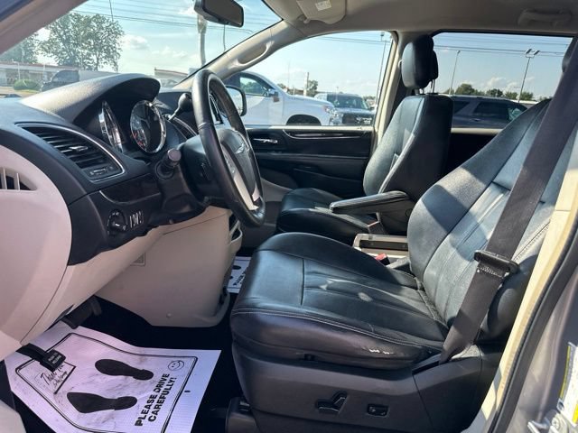 Used 2015 Chrysler Town & Country Touring FWD image 30