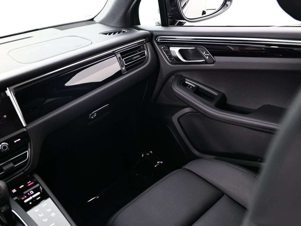 New 2026 Porsche Macan GTS AWD/4WD image 31