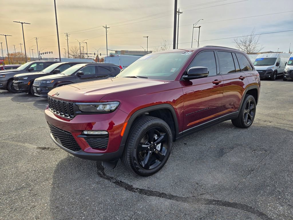Used 2025 Jeep Grand Cherokee Limited w/ Black Appearance Package image 8