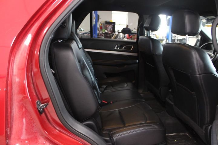 Used 2017 Ford Explorer XLT w/ Equipment Group 202A AWD/4WD image 16