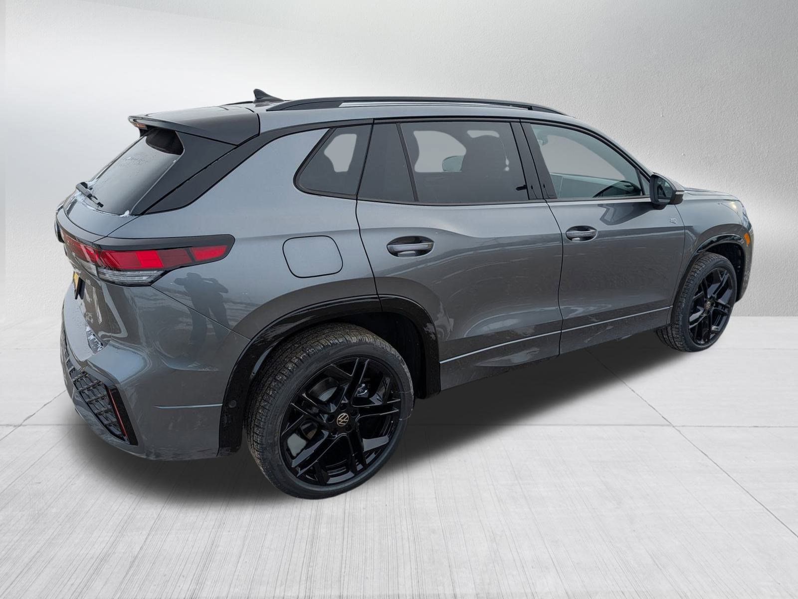New 2026 Volkswagen Tiguan SE R-Line AWD/4WD image 2