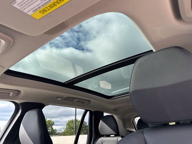 Certified 2024 Volvo XC90 T8 Plus AWD/4WD image 17