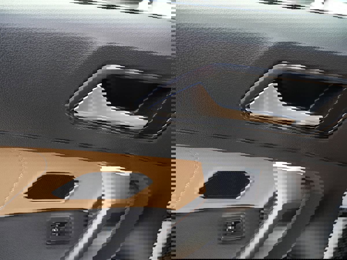 Used 2022 Volkswagen Tiguan SE w/ Panoramic Sunroof Package image 24