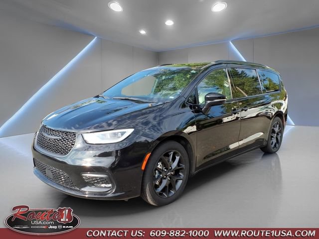 Used 2025 Chrysler Pacifica Limited FWD image 8