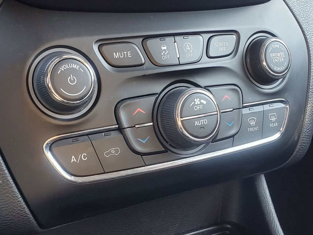 Used 2019 Jeep Cherokee Limited image 27