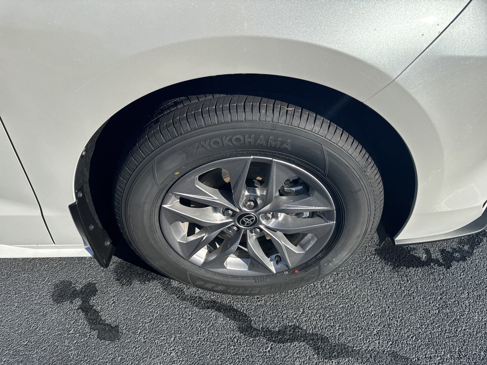 New 2025 Toyota Sienna XLE FWD image 10