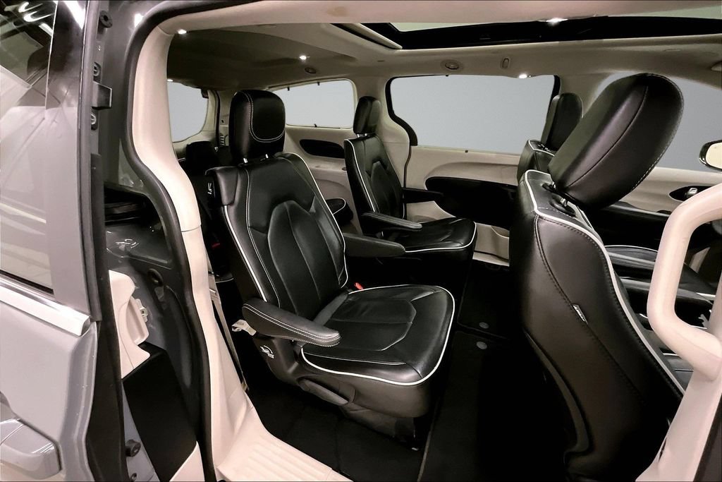 Used 2023 Chrysler Pacifica Limited FWD image 25