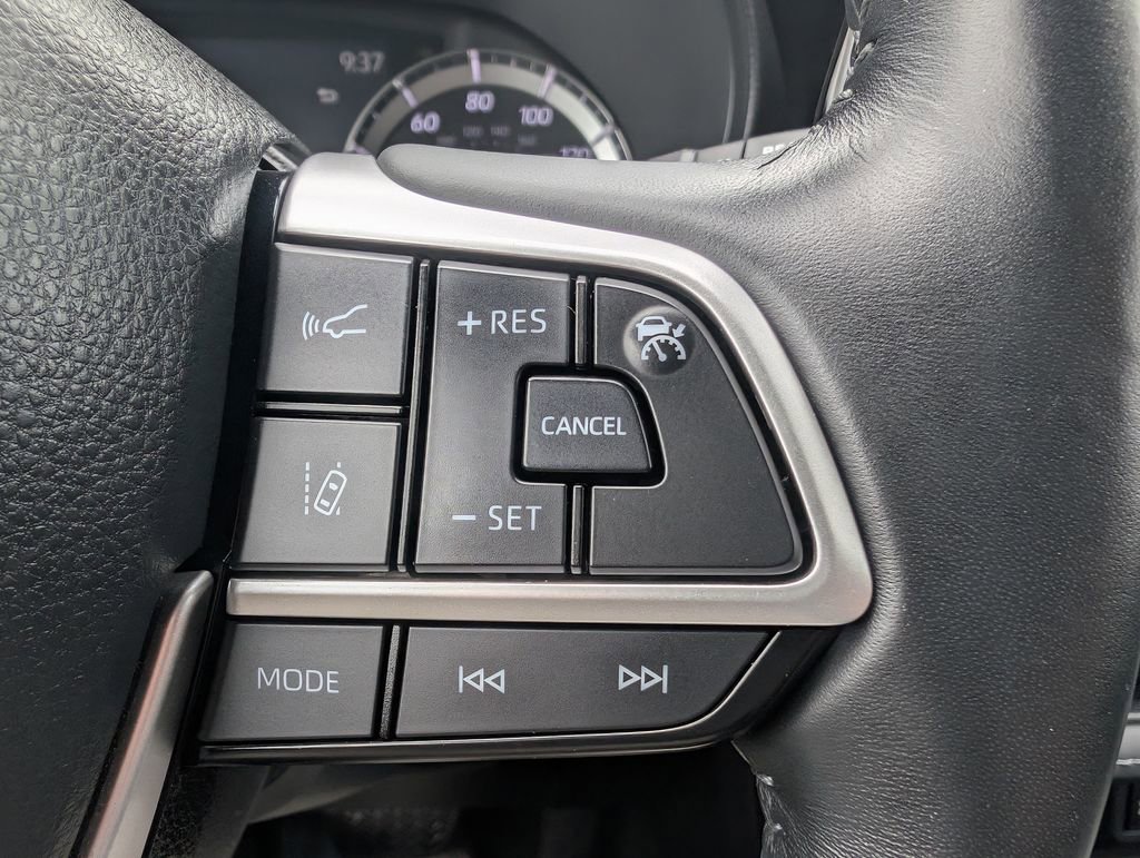 Used 2023 Toyota Highlander LE FWD image 27