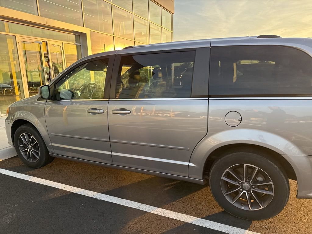 Used 2017 Dodge Grand Caravan SXT image 6