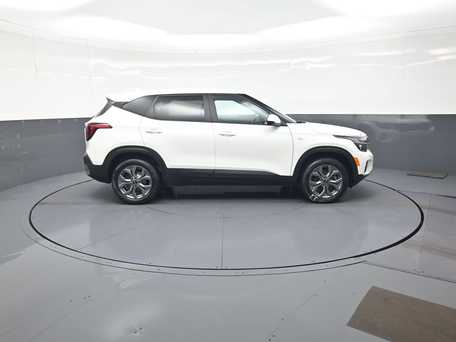 Used 2024 Kia Seltos LX AWD/4WD image 2