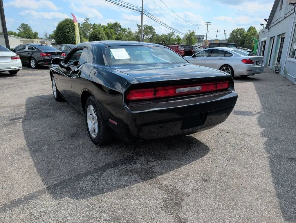 Used 2010 Dodge Challenger SE RWD image 4