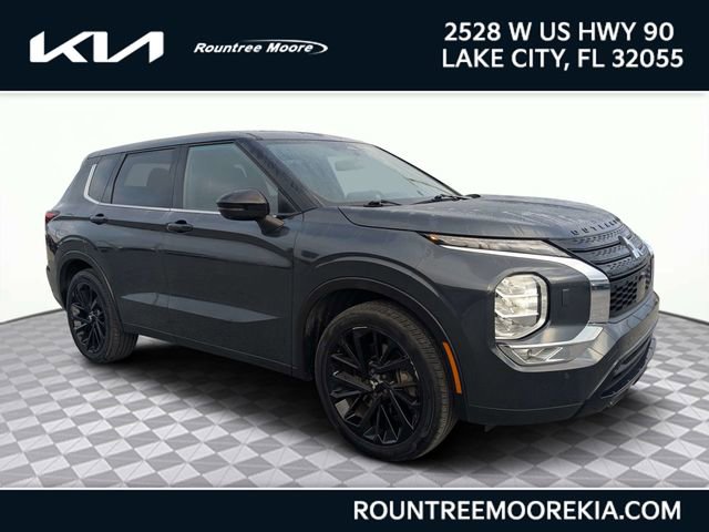 Used 2024 Mitsubishi Outlander SE image 1