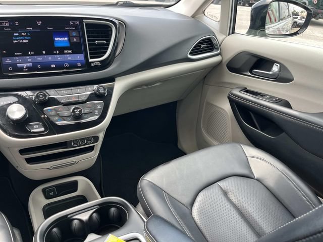 Used 2024 Chrysler Pacifica Touring-L FWD image 12