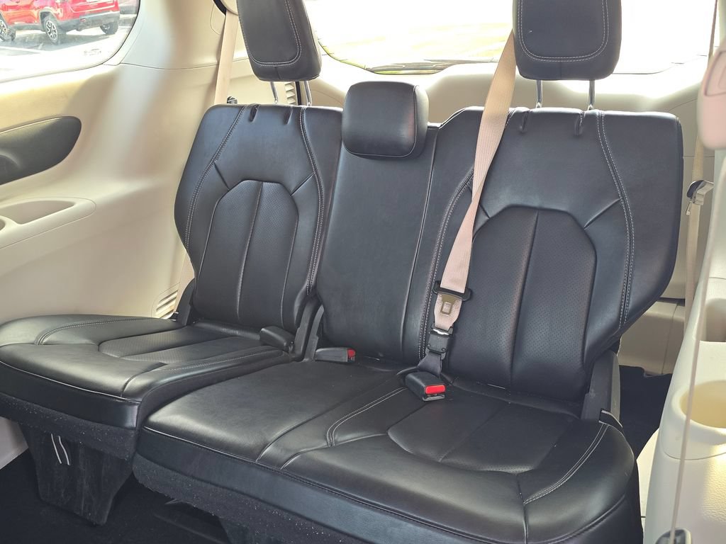 Used 2023 Chrysler Pacifica Touring-L FWD image 14
