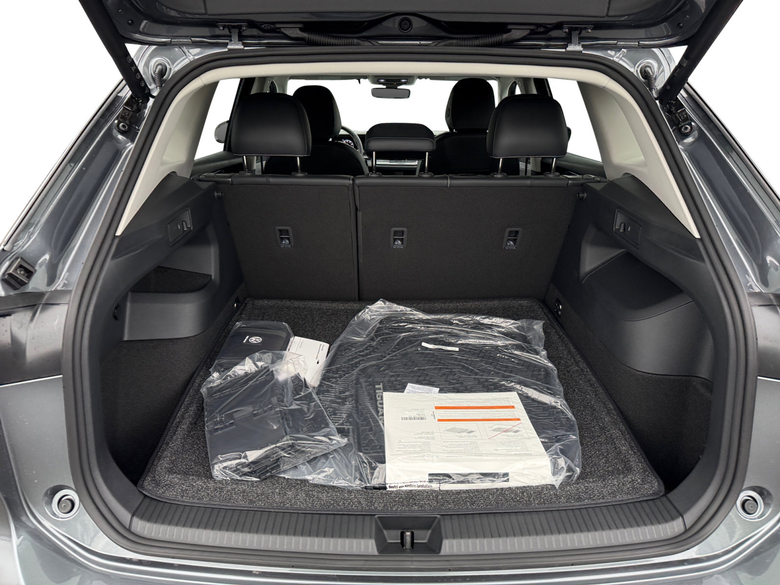 New 2026 Volkswagen Tiguan SE FWD image 17
