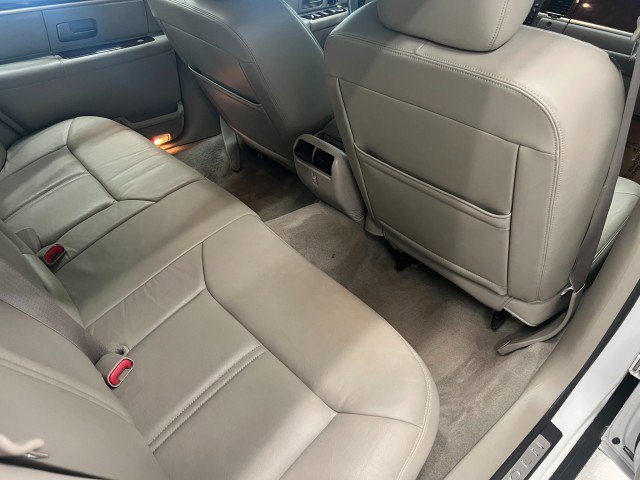 Used 2009 Lincoln Town Car Signature Limited image 31