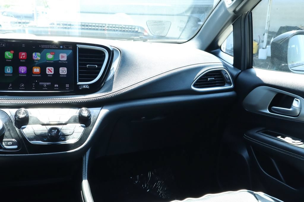 Used 2024 Chrysler Pacifica Premium FWD image 32