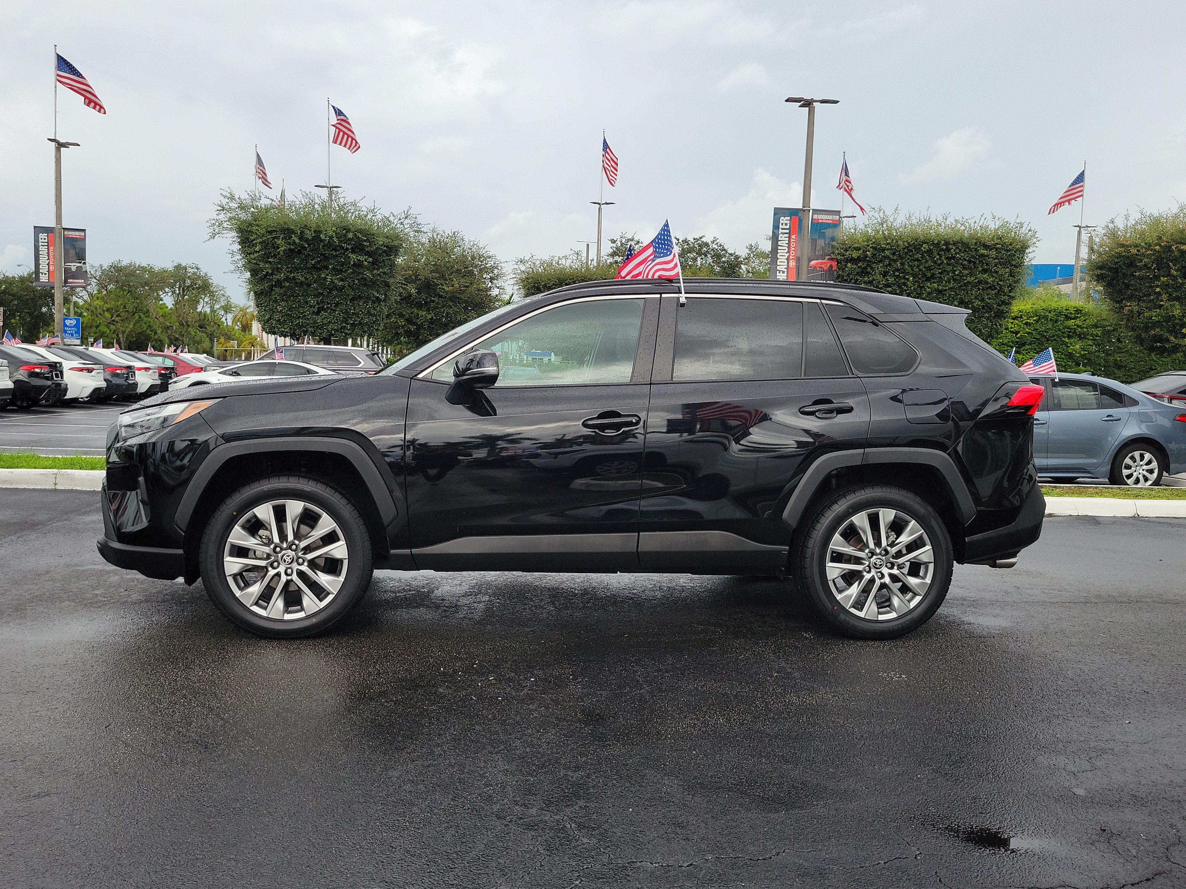 Used 2023 Toyota RAV4 XLE Premium FWD image 7