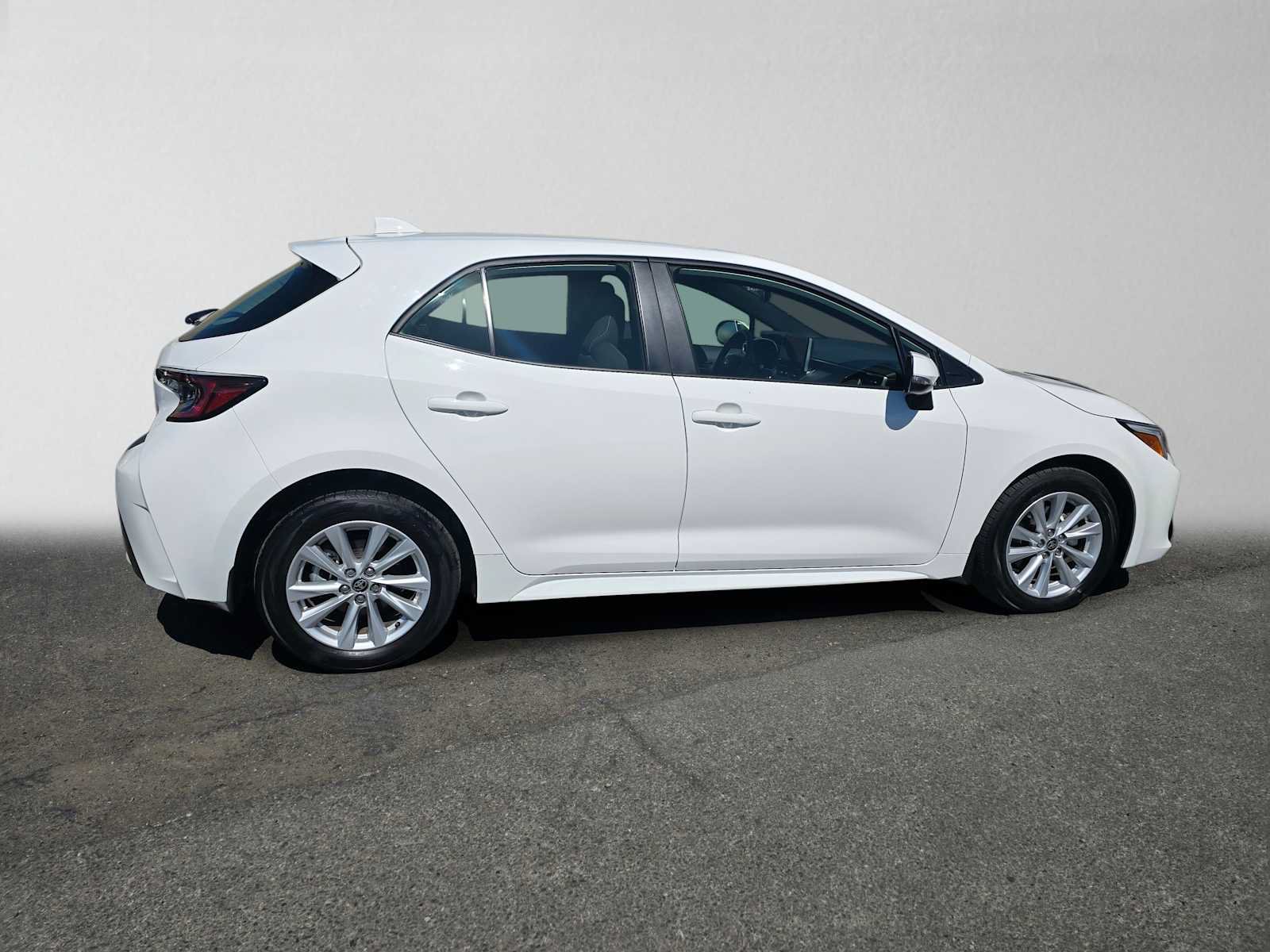 Used 2025 Toyota Corolla SE FWD image 2