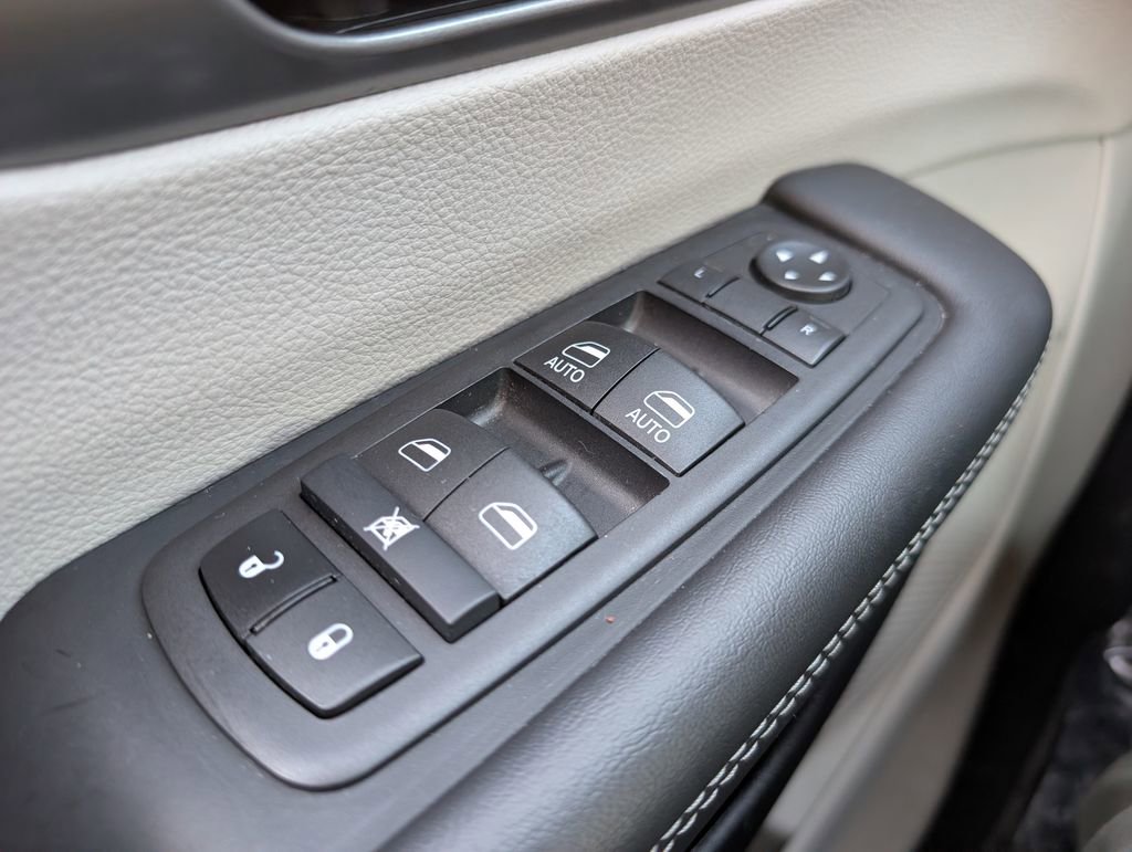 Used 2024 Chrysler Pacifica Touring-L image 36