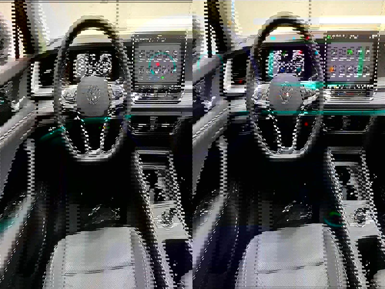 Certified 2025 Volkswagen Tiguan SE w/ Panoramic Sunroof Package image 7